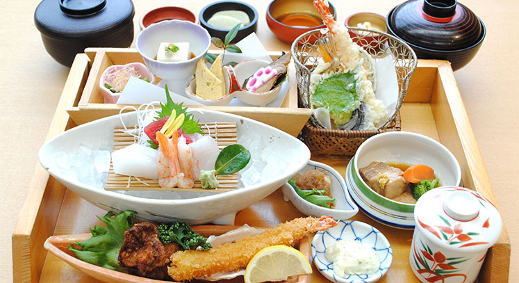 川喜 和食処の老舗 川喜 では四季折々の素材を使った会席料理をご用意しております